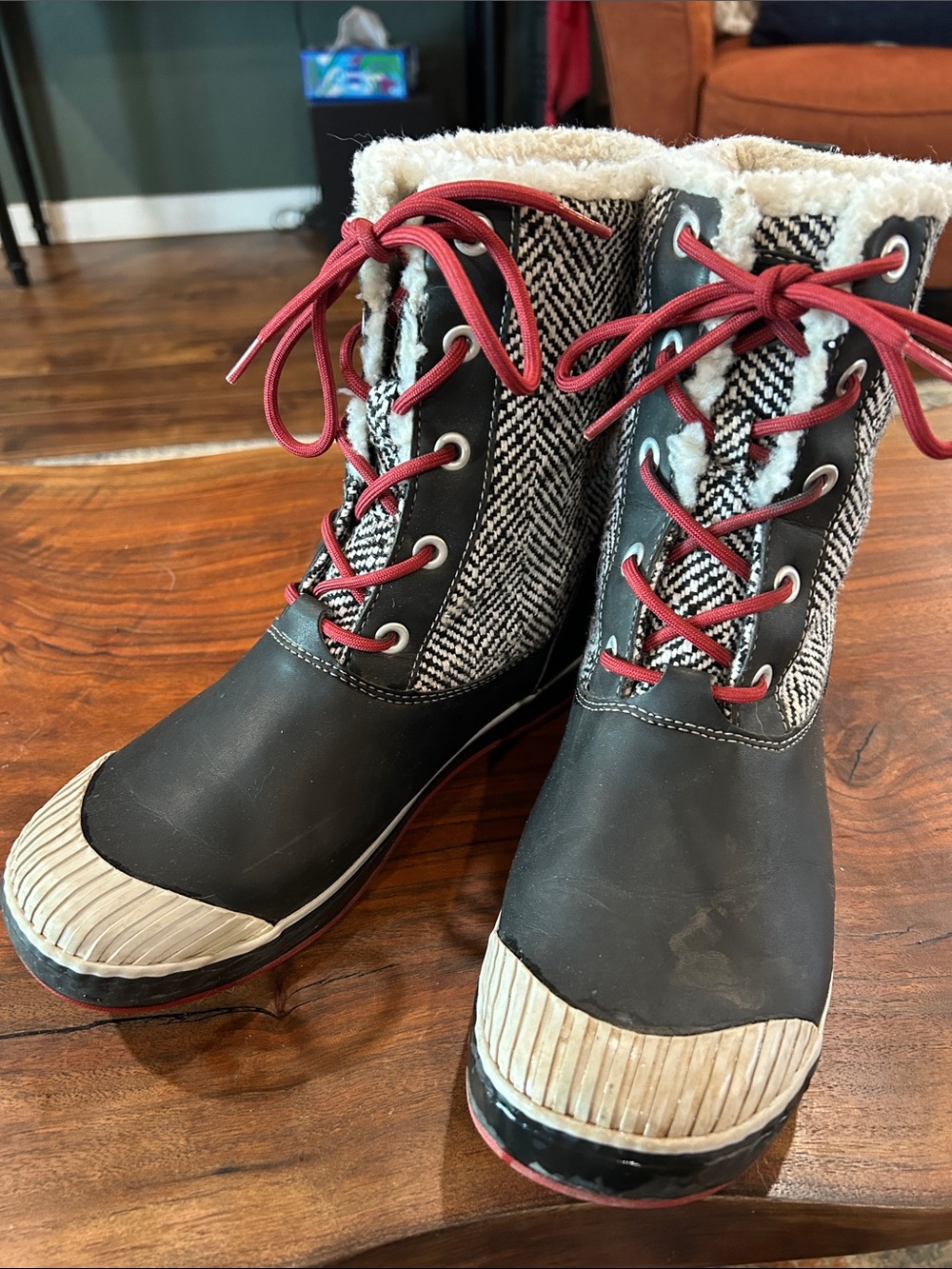 Keen Snowboots Black & Red Lace-Up Winter Duck Boots